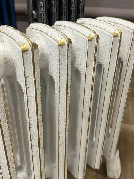 Радиатор чугунный RETROstyle Derby M4/320, 6 секций, белый с золотой патиной по ребрам, напольное исполнение, RETROstyle RS-D М 4/320-6s ЛИКВИДАЦИЯ