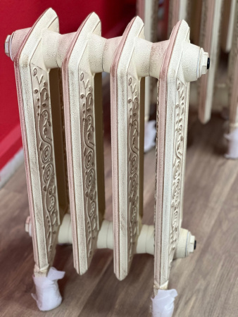 Радиатор чугунный RETROstyle Bohemia-450, 4 секции, только для автономной системы отопления, слоновая кость с золотой патиной, напольное исполнение, RETROstyle RS-BOH-450-4s ЛИКВИДАЦИЯ