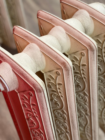 Радиатор чугунный RETROstyle Bohemia-450, 4 секции, только для автономной системы отопления, слоновая кость с золотой патиной, напольное исполнение, RETROstyle RS-BOH-450-4s ЛИКВИДАЦИЯ