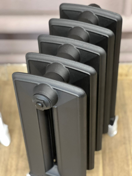 Радиатор чугунный RETROstyle Bohemia-450 без узора, 5 секций, только для автономной системы отопления, черный матовый, напольное исполнение, RETROstyle RS-BOH-450-5s ЛИКВИДАЦИЯ