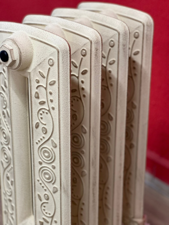 Радиатор чугунный RETROstyle Bohemia-450, 4 секции, только для автономной системы отопления, слоновая кость с золотой патиной, напольное исполнение, RETROstyle RS-BOH-450-4s ЛИКВИДАЦИЯ