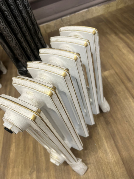 Радиатор чугунный RETROstyle Derby M4/320, 6 секций, белый с золотой патиной по ребрам, напольное исполнение, RETROstyle RS-D М 4/320-6s ЛИКВИДАЦИЯ