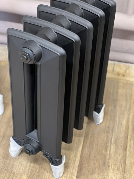 Радиатор чугунный RETROstyle Bohemia-450 без узора, 5 секций, только для автономной системы отопления, черный матовый, напольное исполнение, RETROstyle RS-BOH-450-5s ЛИКВИДАЦИЯ