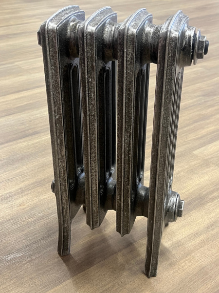 Радиатор чугунный RETROstyle Derby M4/320, 4 секции, состаренное серебро, напольное исполнение, RETROstyle RS-D М 4/320-4s ЛИКВИДАЦИЯ