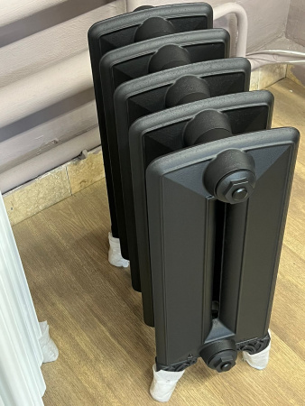 Радиатор чугунный RETROstyle Bohemia-450 без узора, 5 секций, только для автономной системы отопления, черный матовый, напольное исполнение, RETROstyle RS-BOH-450-5s ЛИКВИДАЦИЯ